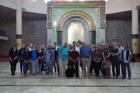 Foto 2: Die Exkursionsgruppe in der Masjid Raya in Bandung. Foto: Baba.