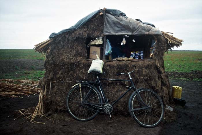 Zambia, südliches Afrika, kleiner Laden aus Strohballen in einem Fishing-Camp in den Kafue Flats. Der einzige Laden weit und breit.