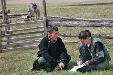 Im Feld: Judith Hangartner im Gespräch mit dem Schamanen Davaajav, neben seinem Haus in Hogrogo im Norden der Mongolei, 10. August 2004.